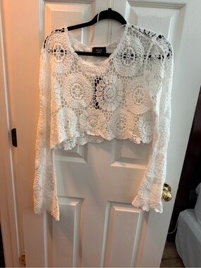 VICI White Crochet Floral Long Sleeve Crop Top